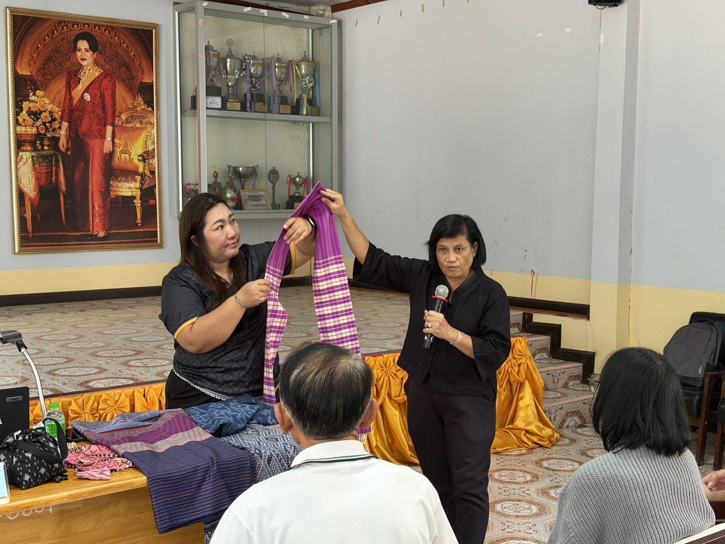 พช.อำเภอเมืองหนองคาย เป็นวิทยากร "ด้านการส่งเสริมอาชีพจากการทอผ้าและเพิ่มมูลค่าจากผ้า" โครงการศึกษาเรียนรูัพระราชกรณียกิจ ของสมเด็จพระนางเจ้าสิริกิติ์ พระบรมราชินีนาถ พระบรมราชชนนีพันปีหลวง