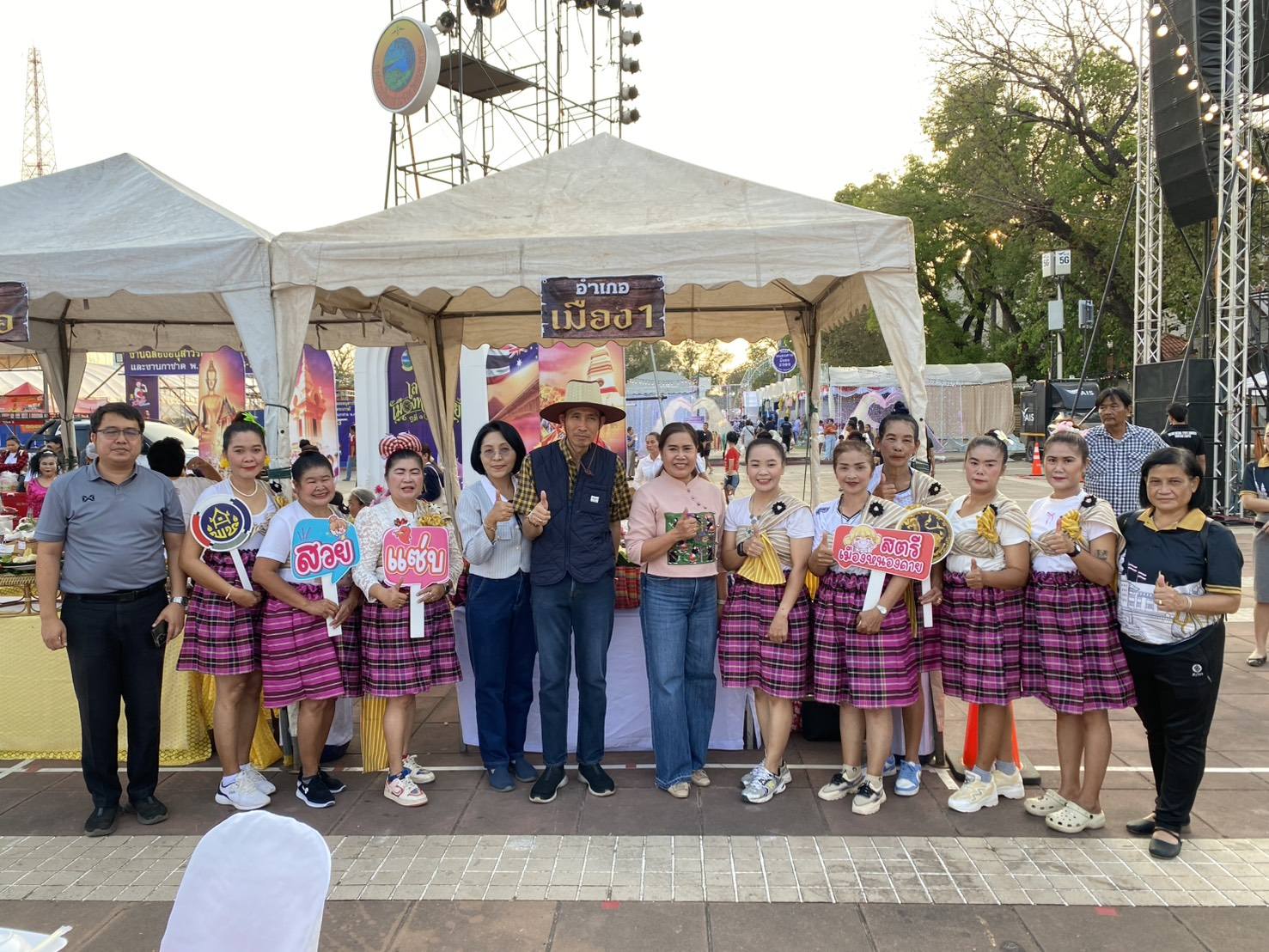 สตรีอำเภอเมืองหนองคาย เข้าร่วมการประกวดอาหารพื้นถิ่นเพื่อยกระดับเศรษฐกิจฐานรากจังหวัดหนองคาย ภายใต้โครงการส่งเสริมอัตลักษณ์อาหารพื้นถิ่น ภายในงานฉลองอนุสาวรีย์ปราบฮ่อฯ